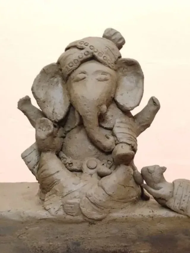 गणेश जी को ‘विघ्नहर्ता’ और ‘प्रथम पूज्य’ कहा जाता है। हर शुभ कार्य की शुरुआत गणपति जी की पूजा से होती है। वे बुद्धि, ज्ञान और सफलता के देवता हैं।