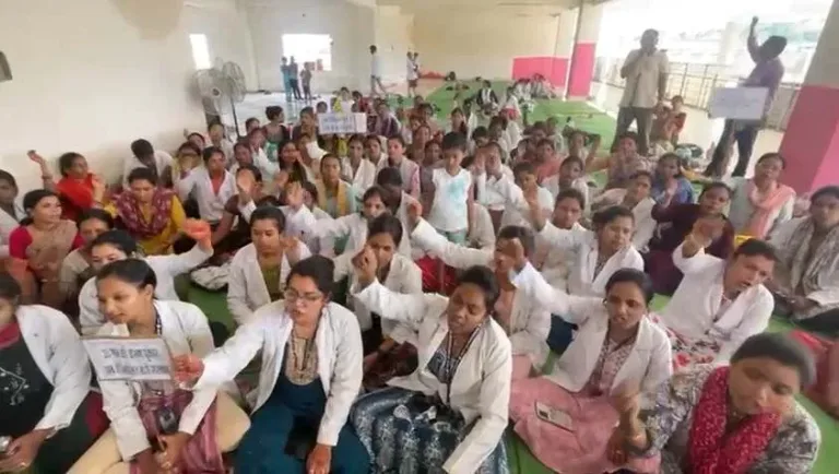 छत्तीसगढ़ में NHM कर्मचारियों की हड़ताल 11वें दिन भी जारी, सिर मुंडवाकर जताया आक्रोश