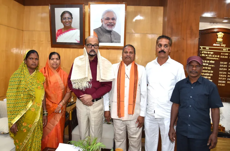 राष्ट्रपति पुरस्कार प्राप्त ढोकरा शिल्प कलाकारों ने राज्यपाल श्री डेका से की भेंट