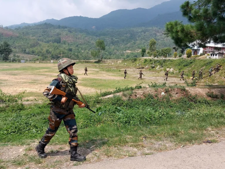 मणिपुर में फिर बढ़ा तनाव: सेना पोस्ट पर फायरिंग, सर्च ऑपरेशन तेज