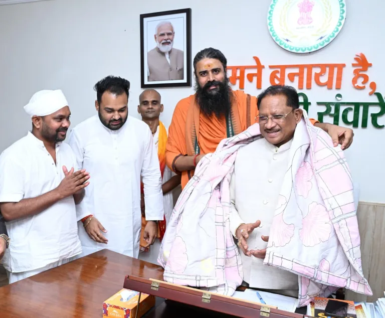 संस्कारयुक्त शिक्षा के लिए मुख्यमंत्री की पहल का संत समाज ने किया स्वागत