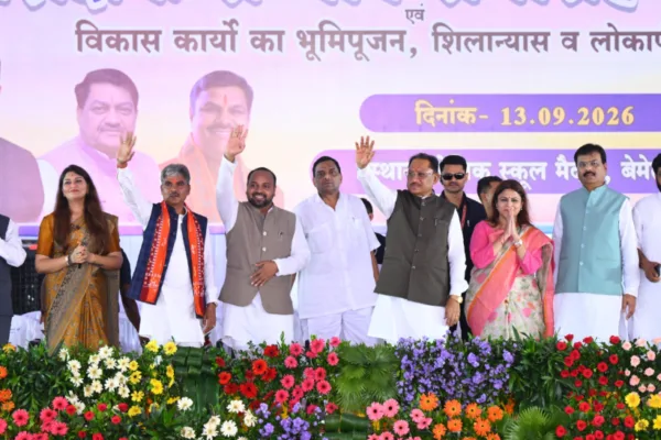 शिक्षक सम्मान समारोह बेमेतरा में शिक्षकों को सम्मानित करते मुख्यमंत्री विष्णु देव साय