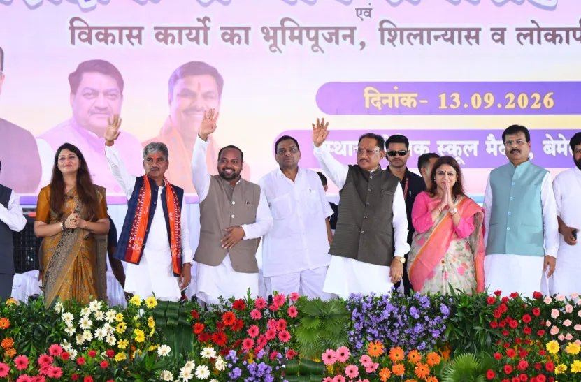 शिक्षक सम्मान समारोह बेमेतरा में शिक्षकों को सम्मानित करते मुख्यमंत्री विष्णु देव साय