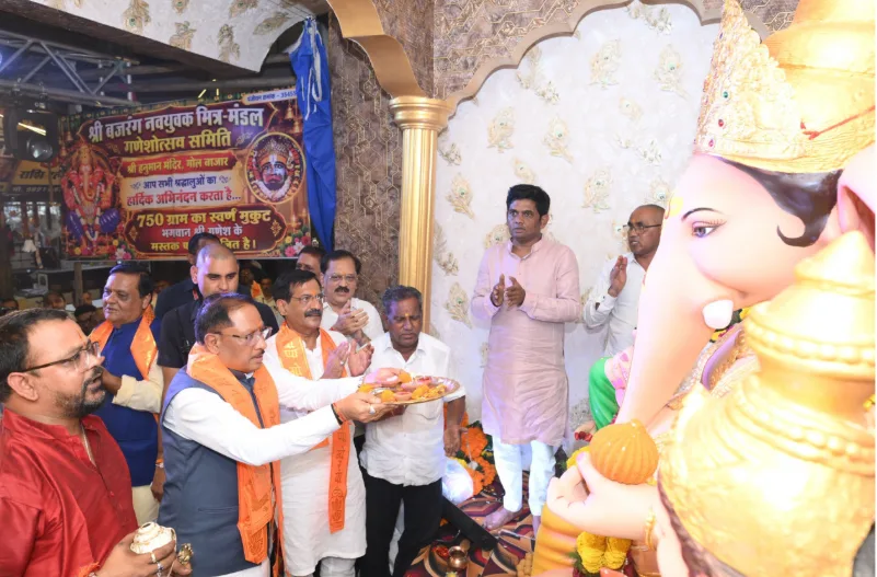 गोल बाजार गणेशोत्सव सीएम विष्णुदेव साय पूजा करते हुए