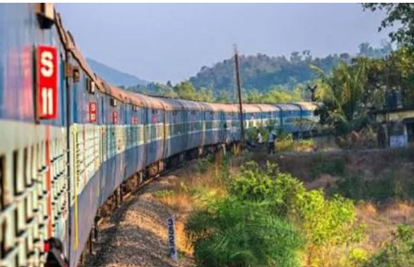 दुर्गा पूजा स्पेशल ट्रेन बुकिंग — त्योहारी सीजन में स्टेशन पर यात्रियों की भीड़