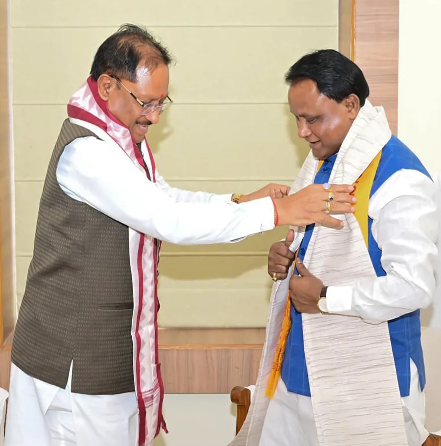 भुवनेश्वर में मुलाकात के दौरान विष्णु देव साय और मोहन चरण माझी