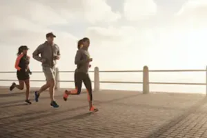 वर्ल्ड हार्ट डे 2026 पर सुबह पार्क में टहलते युवा
