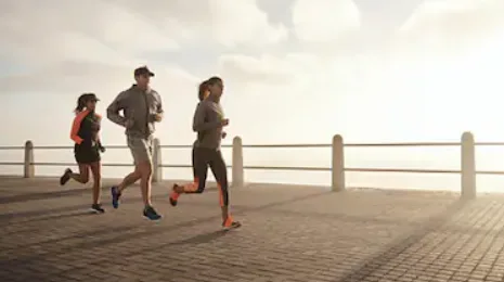 वर्ल्ड हार्ट डे 2026 पर सुबह पार्क में टहलते युवा