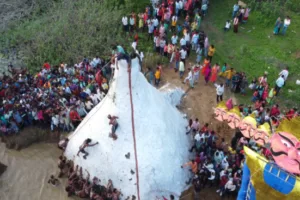 गढ़ विच्छेदन परंपरा में मिट्टी के किले पर चढ़ने की होड़
