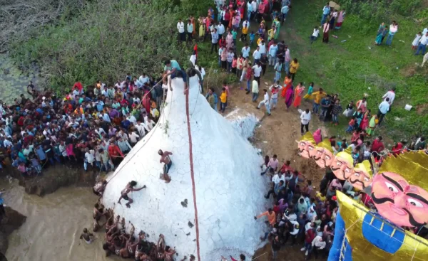 गढ़ विच्छेदन परंपरा में मिट्टी के किले पर चढ़ने की होड़