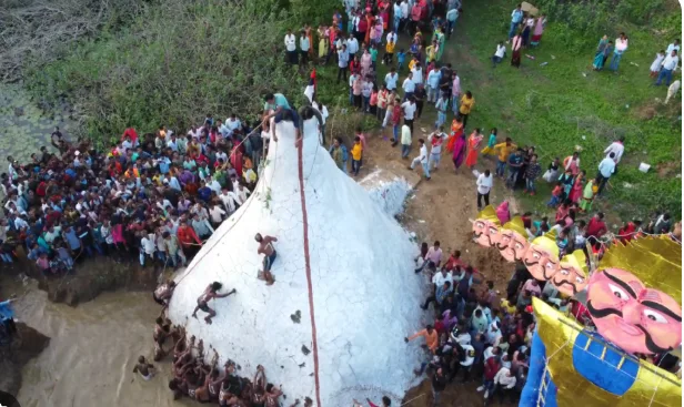 गढ़ विच्छेदन परंपरा में मिट्टी के किले पर चढ़ने की होड़