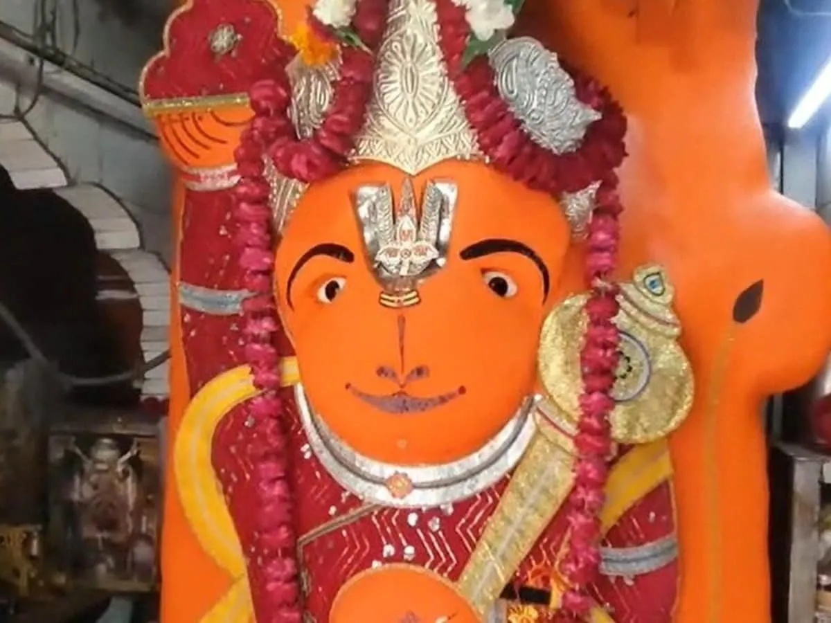खड़े हनुमान प्रतिमा
