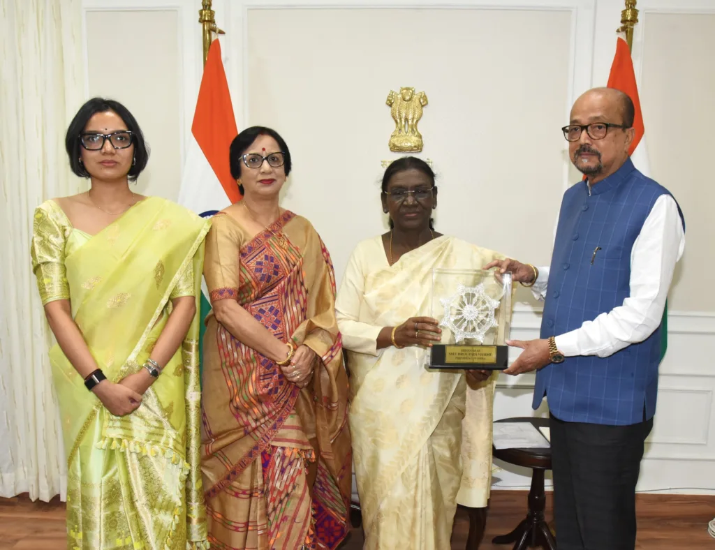 राष्ट्रपति द्रौपदी मुर्मु, पहाड़ी मैना, रमेन डेका, कोसा साड़ी,