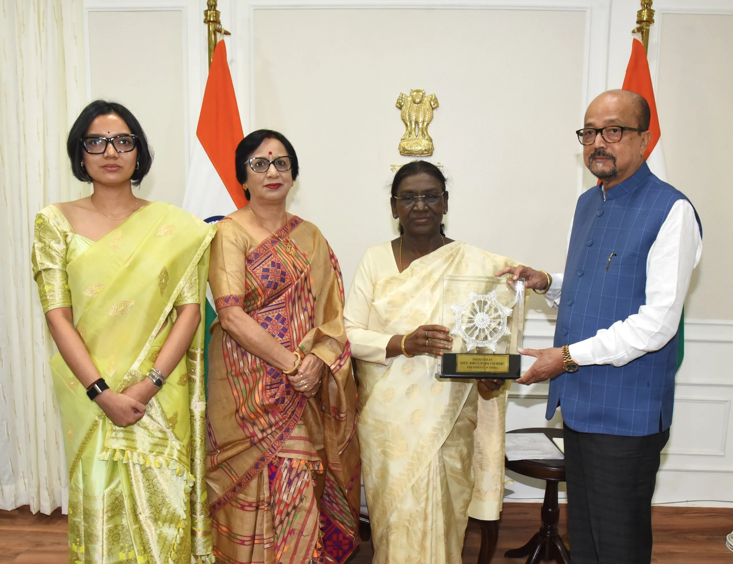 राष्ट्रपति द्रौपदी मुर्मु, पहाड़ी मैना, रमेन डेका, कोसा साड़ी,