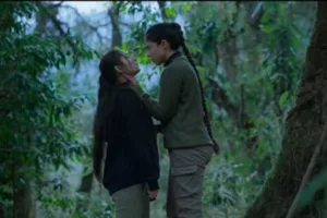 बोक्शी हॉरर फिल्म: पहाड़ी जंगल में पत्थरों की प्राचीन जगह और रहस्यमयी लिपि का मूल इलस्ट्रेशन